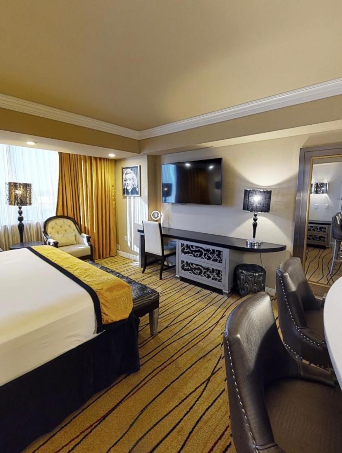 Hotel Paradise In Las Vegas In A Two Bedroom Villa 4*